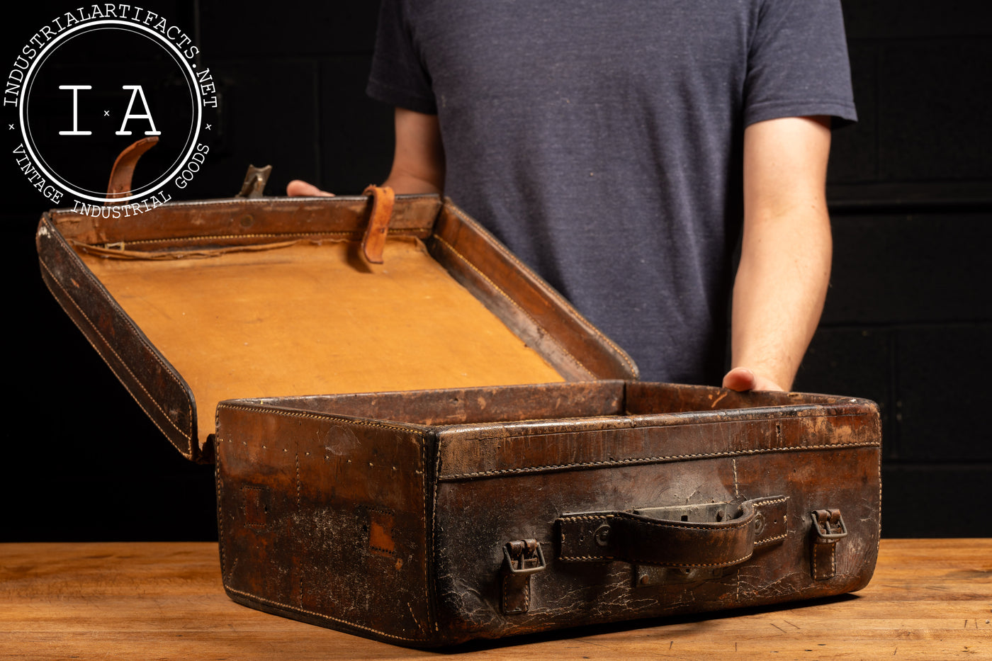 Early 20th Century English Leather Suitcase in Brown