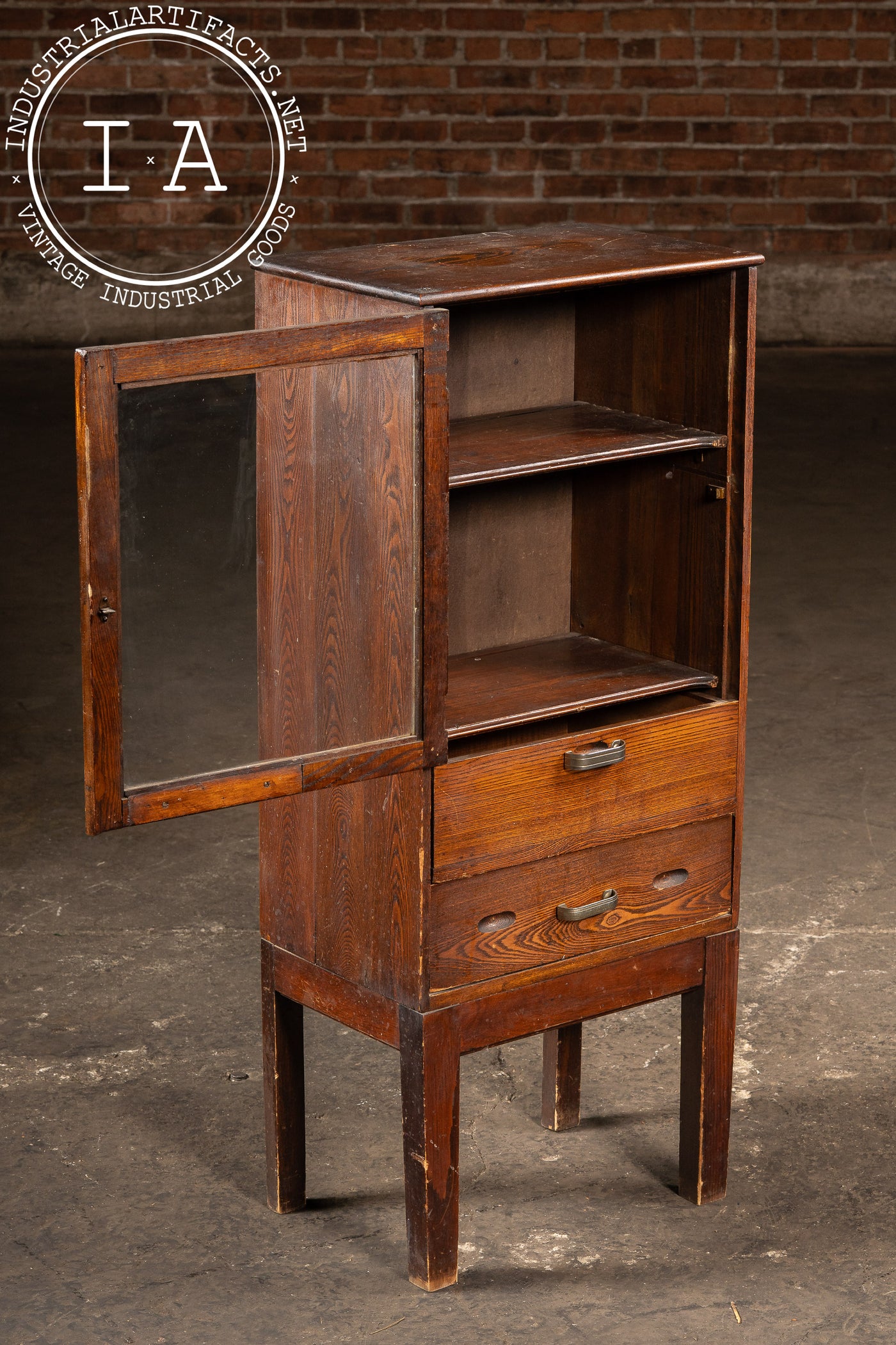 Early 20th Century Craftsman Oak Display Cabinet with Glass Door