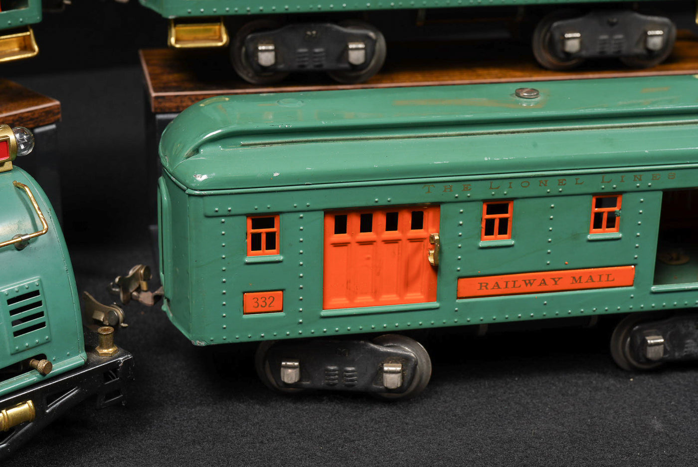 Lionel Tinplate Electric Train Set – Pullman Passenger Cars with Locomotive