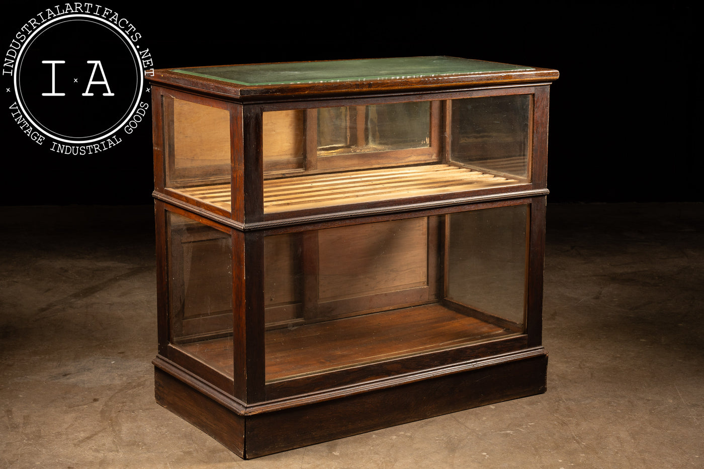 Early 20th Century Two-Tiered Oak Cigar Case