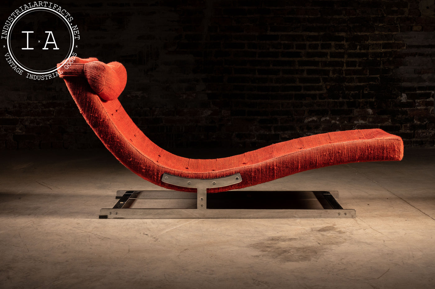 Modernist Upholstered Chaise Lounge in Red