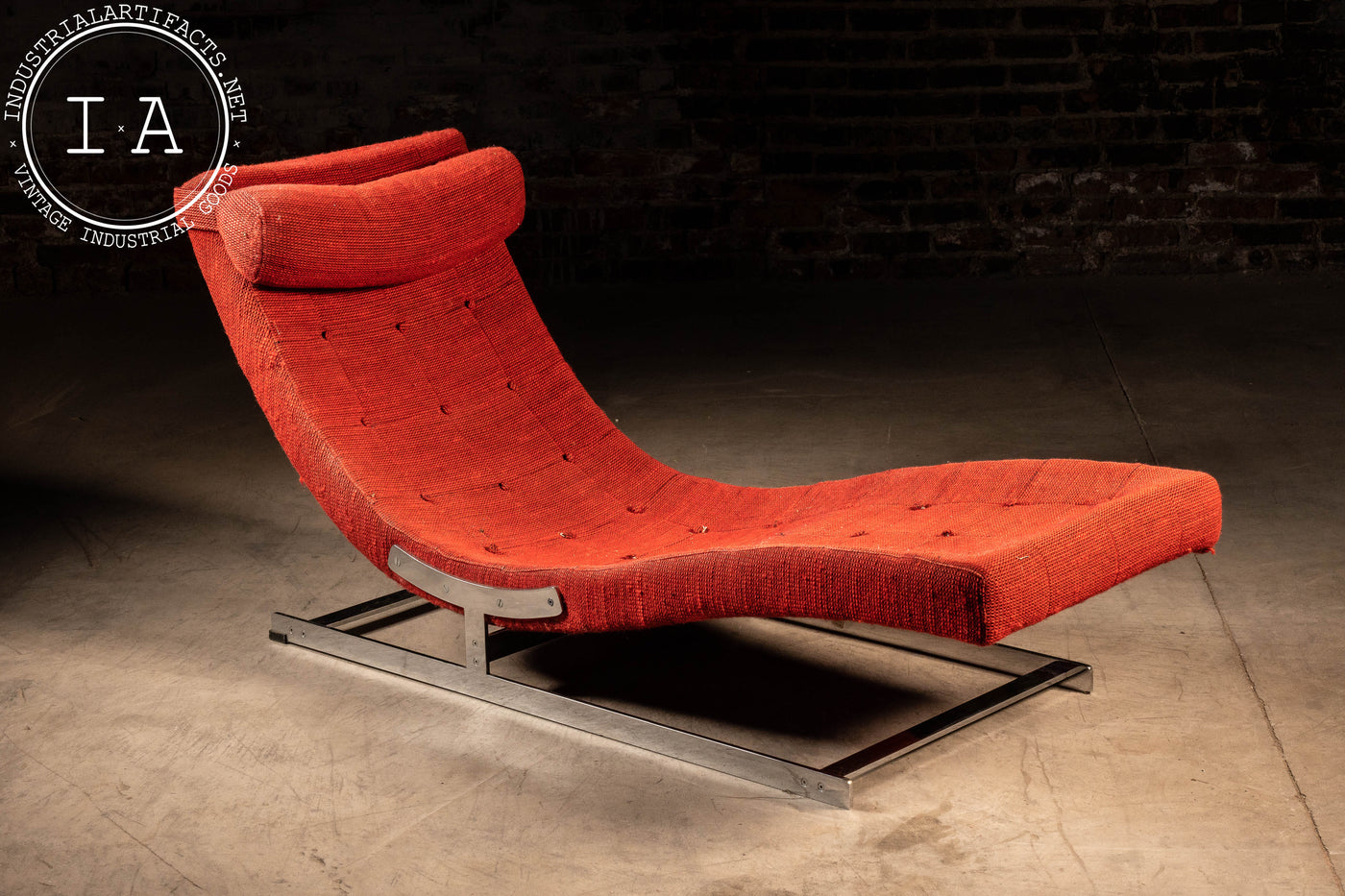 Modernist Upholstered Chaise Lounge in Red