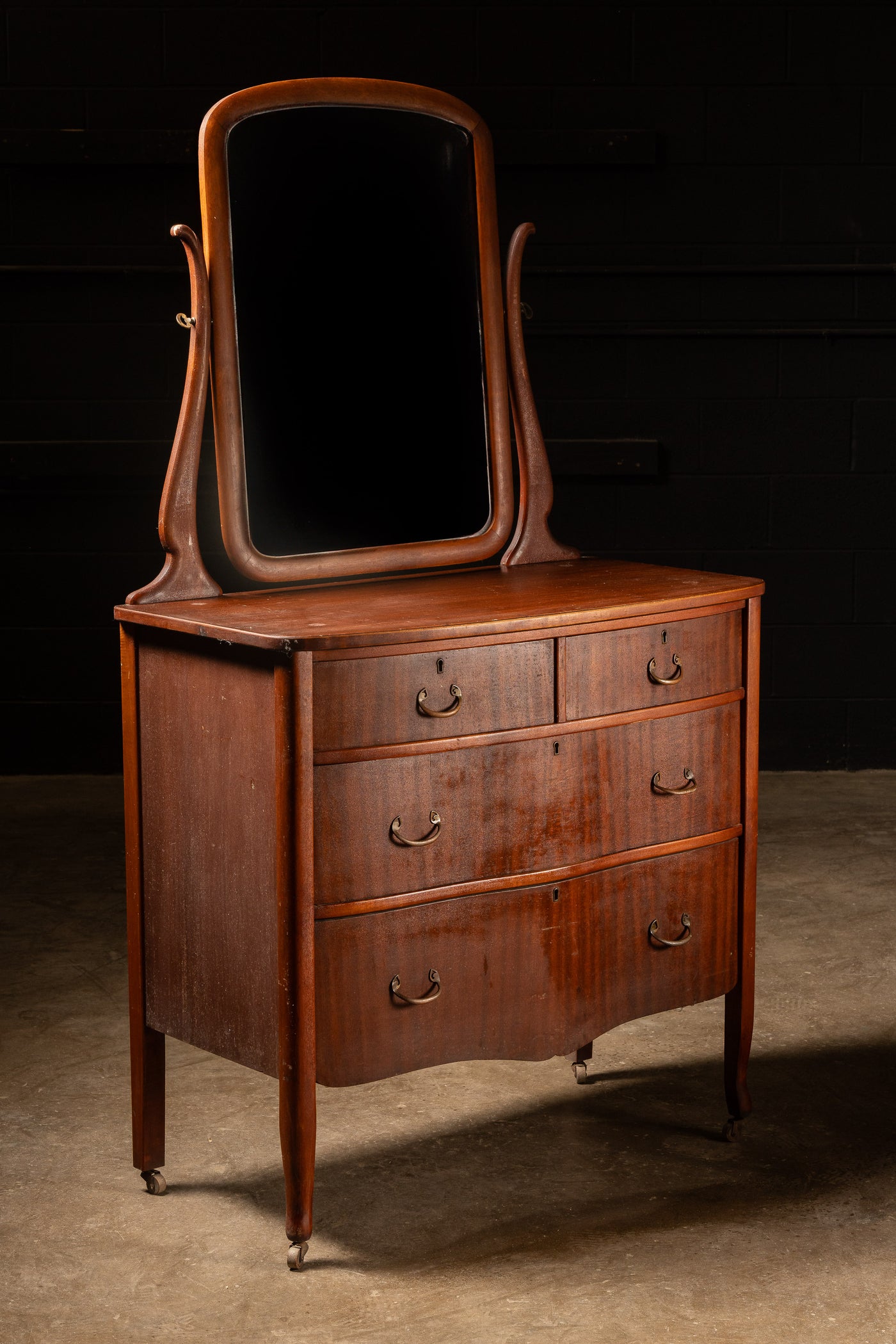 Early 20th Century Oak Dresser with Adjustable Mirror