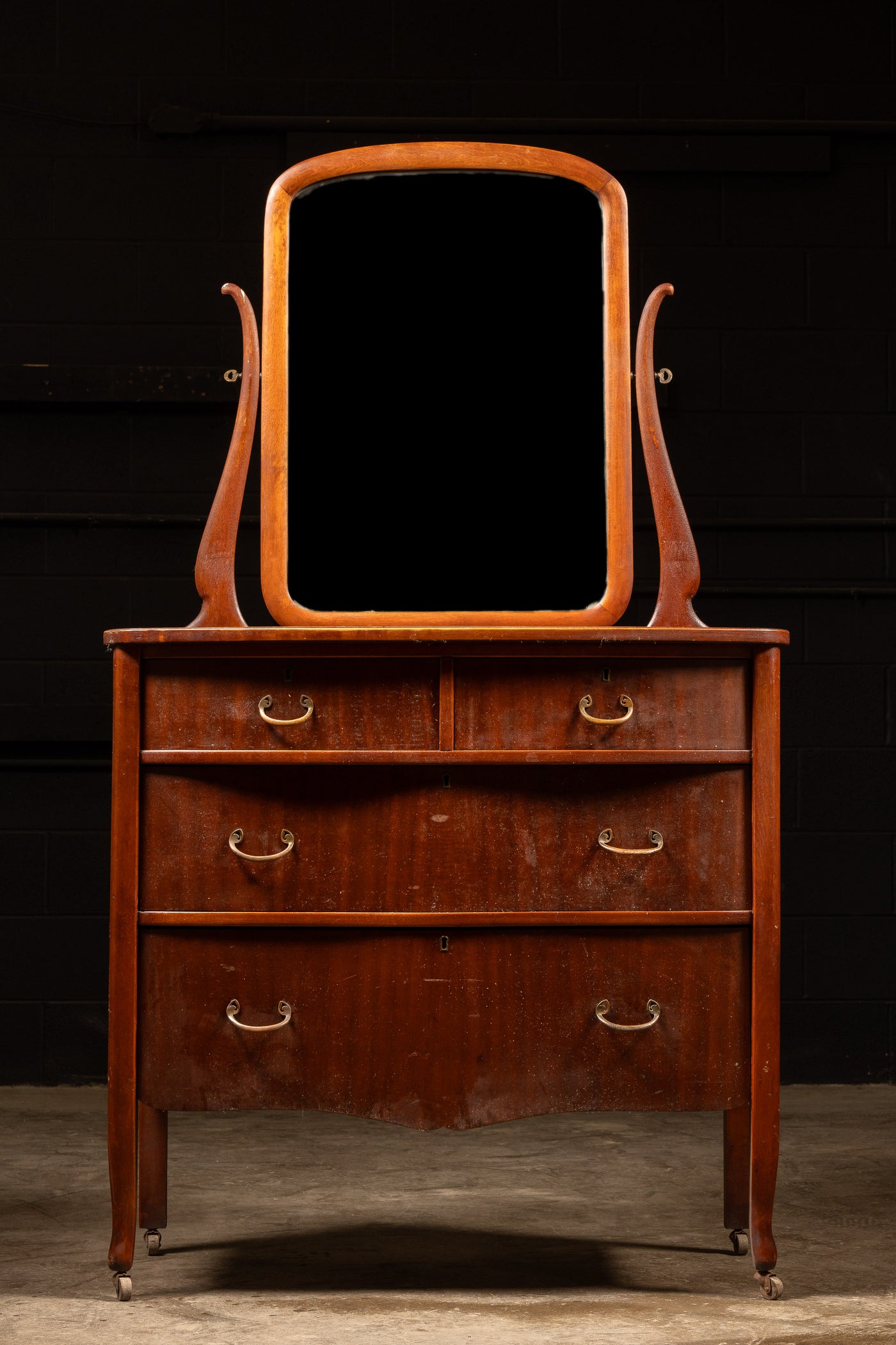 Early 20th Century Oak Dresser with Adjustable Mirror