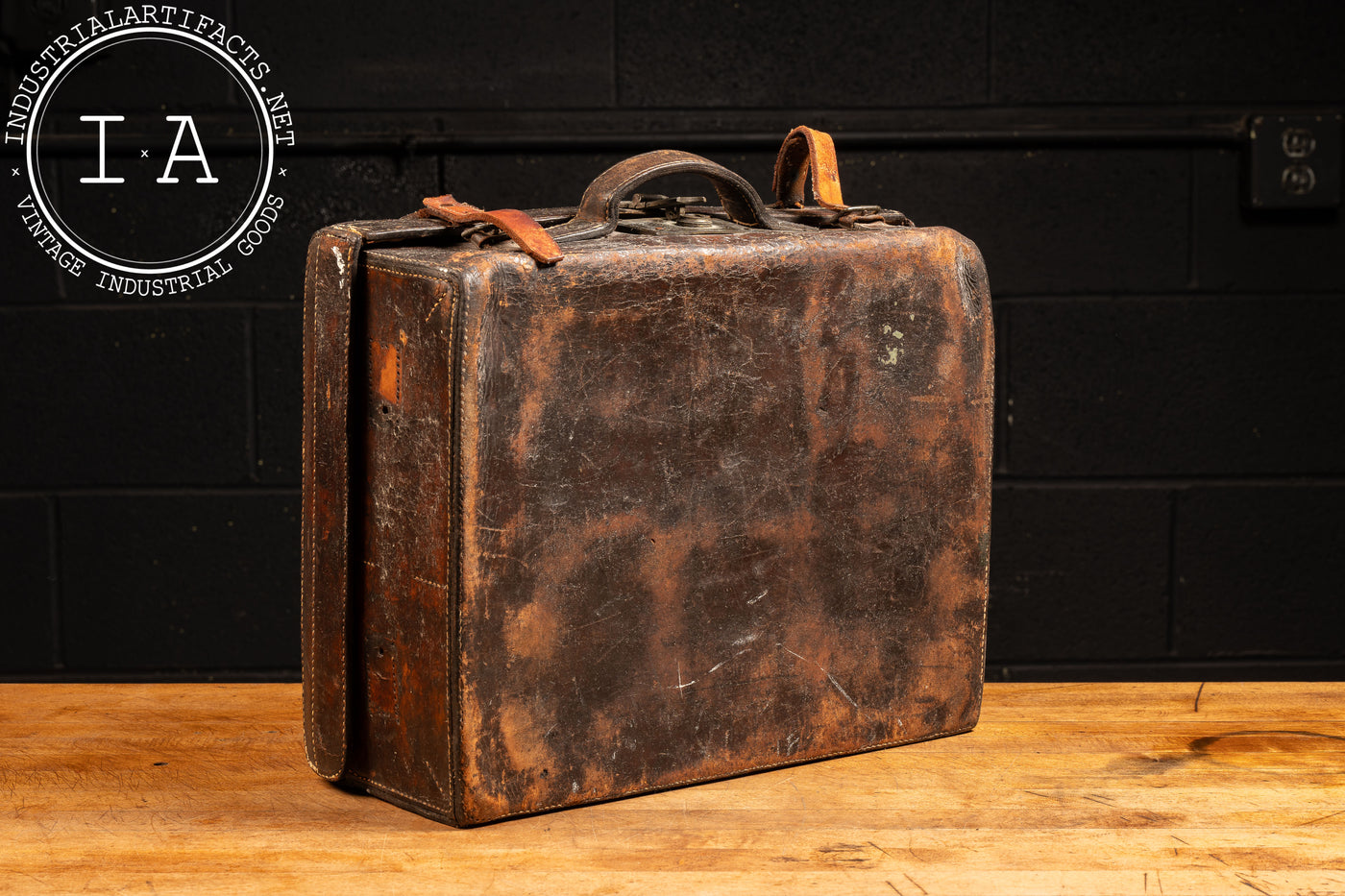 Early 20th Century English Leather Suitcase in Brown