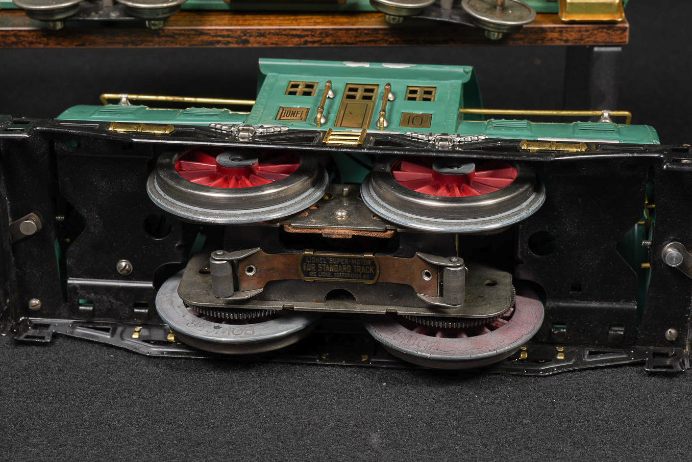 Lionel Tinplate Electric Train Set – Pullman Passenger Cars with Locomotive