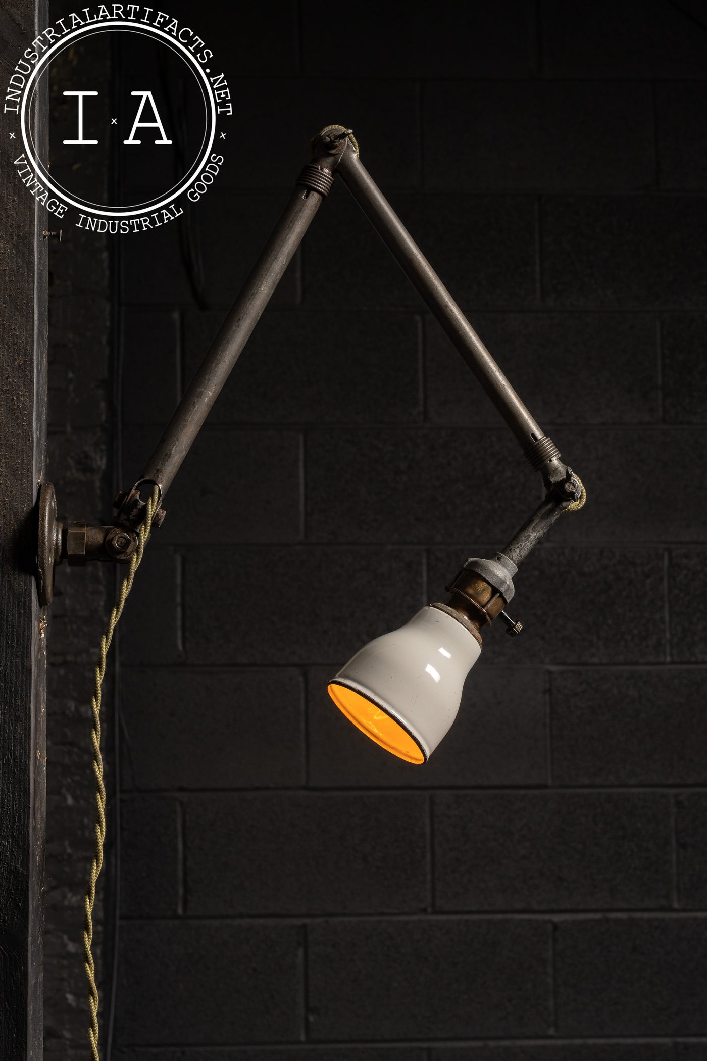 Articulated Ajusco Industrial Lamp With Porcelain Enamel Shade