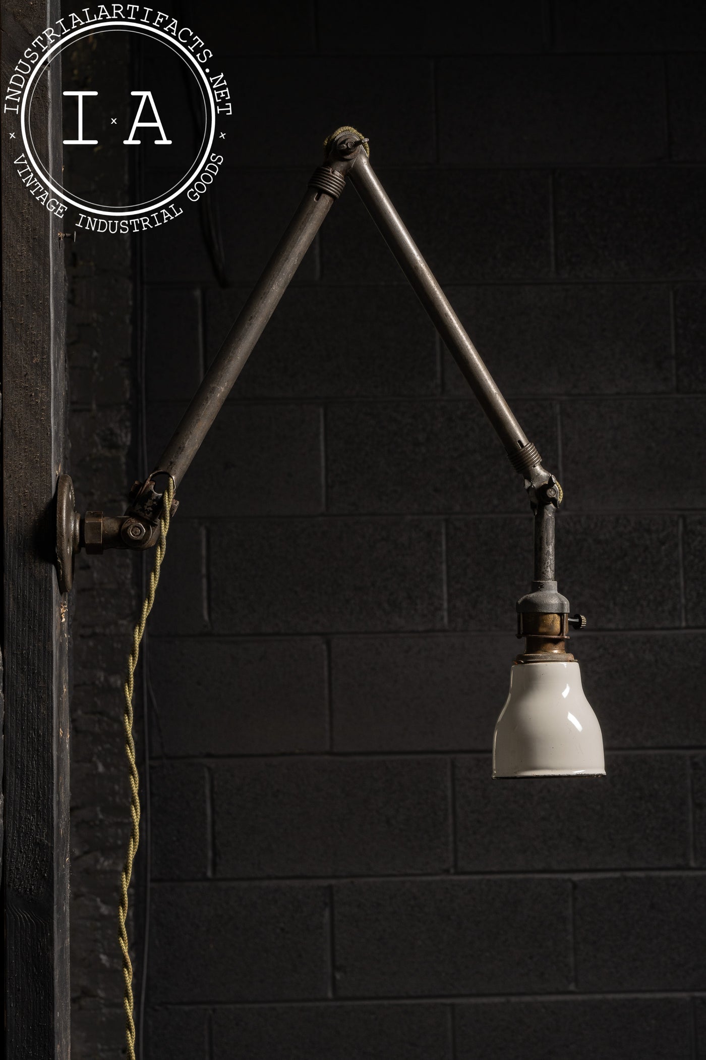 Articulated Ajusco Industrial Lamp With Porcelain Enamel Shade