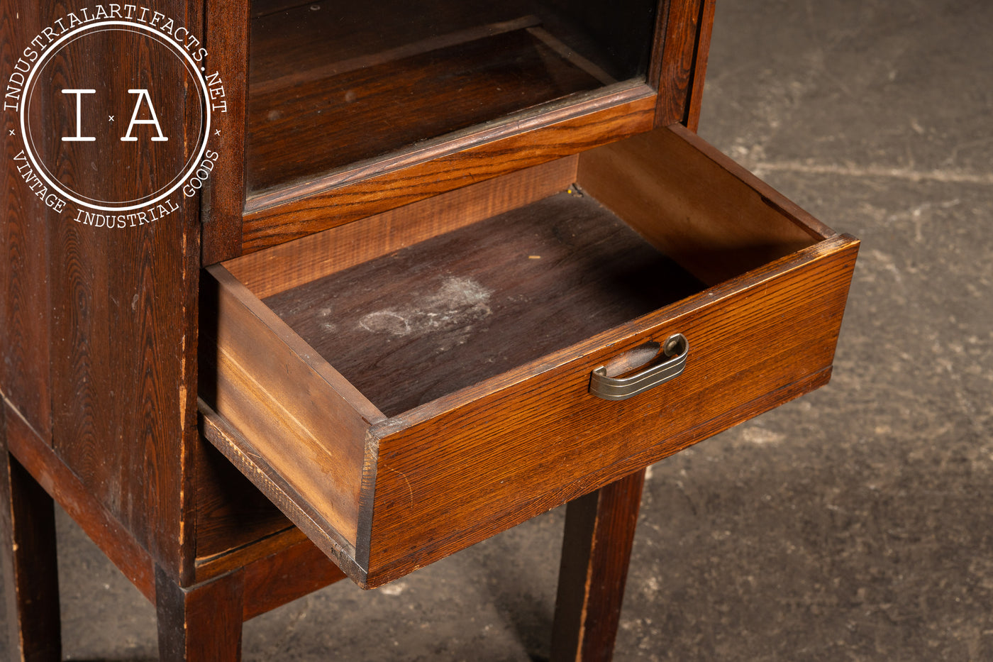 Early 20th Century Craftsman Oak Display Cabinet with Glass Door